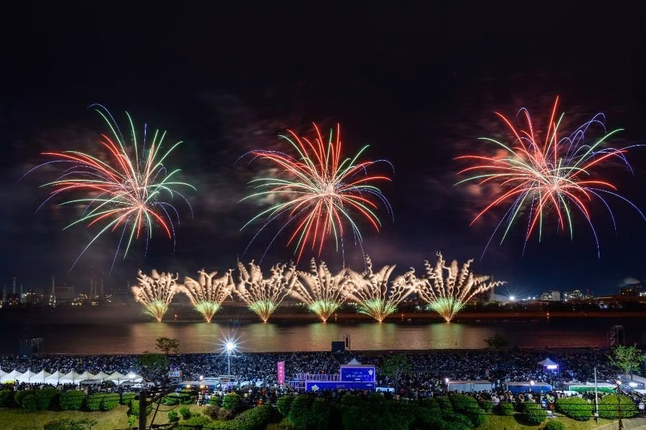 포항국제불빛축제 불꽃쇼와 관람객