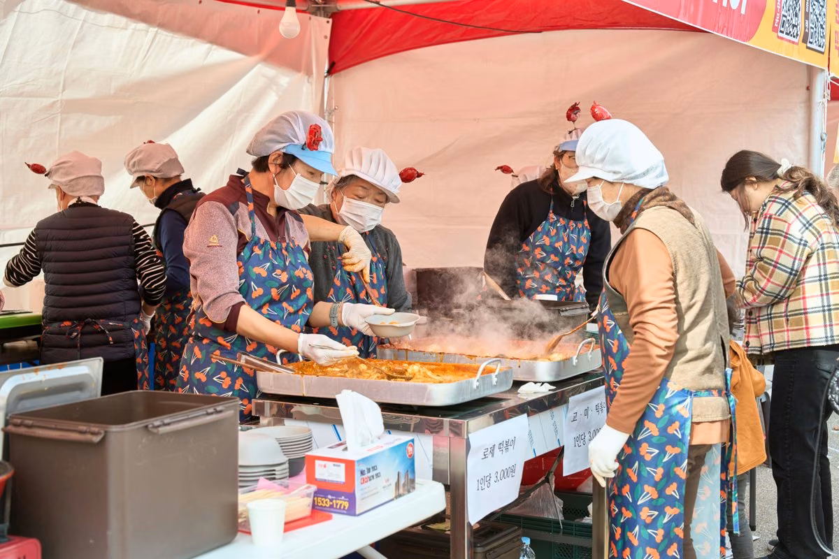 떡볶이 판매 부스에서 떡볶이를 만드는 모습
