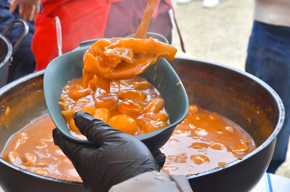 국자로 떠낸 떡볶이